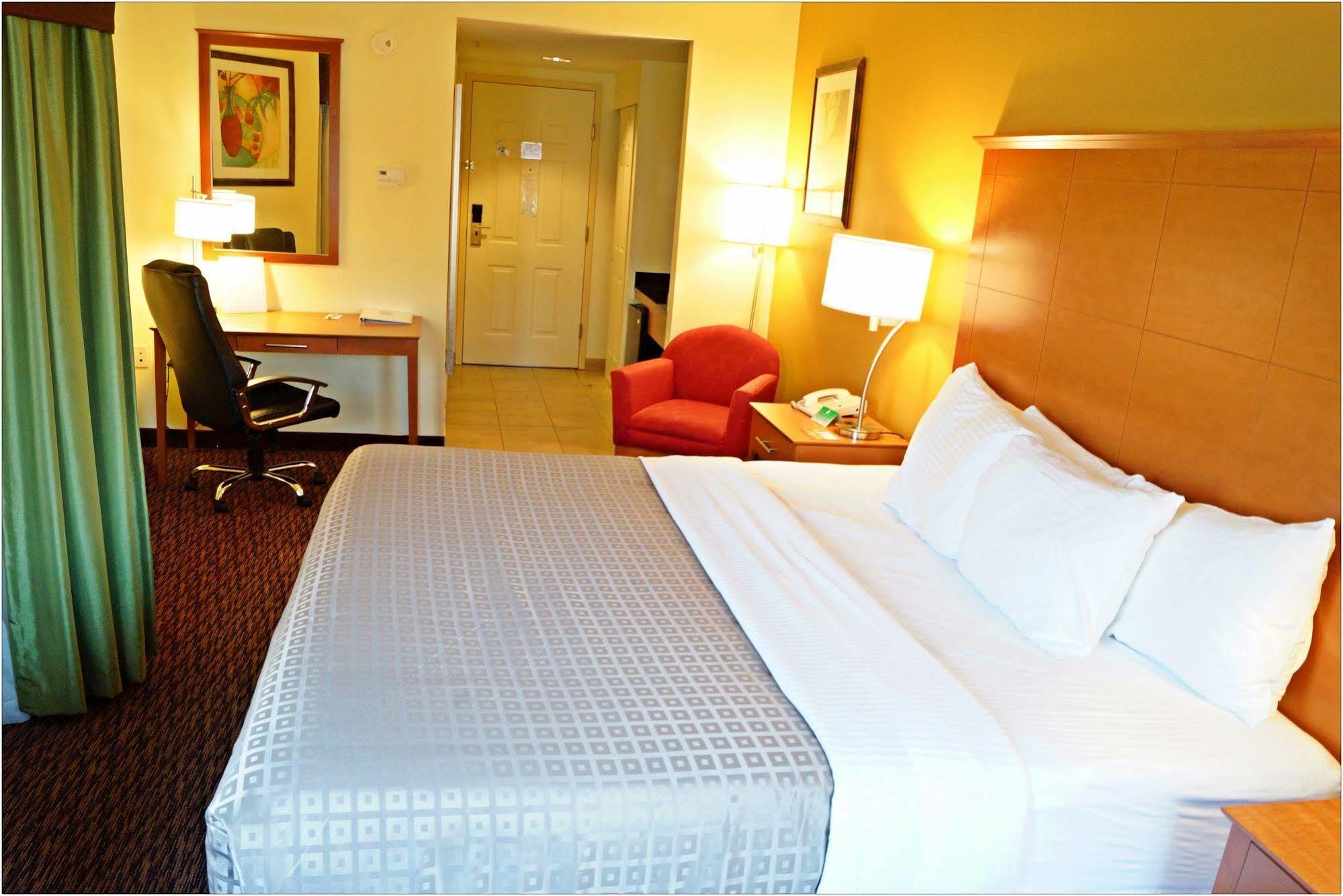 Clarion Hotel & Suites University-Shippensburg Exterior foto